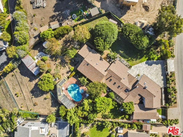6052 Merritt Drive, Malibu CA: https://media.crmls.org/mediaz/30dff1fe-ea7f-45d1-a212-69485029b832.jpg