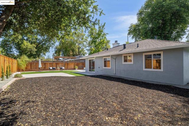 1555 Terry Way, Pleasant Hill CA: https://media.crmls.org/mediaz/30e032a7-bad0-48a9-b573-ccf94990bfa2.jpg