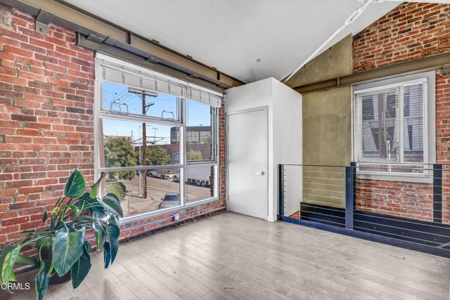 527 Molino Street, Los Angeles CA: https://media.crmls.org/mediaz/30e03703-4130-45ed-9ad3-b08f42fb7463.jpg