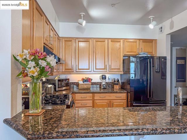 1400 Pinnacle Ct, Richmond CA: https://media.crmls.org/mediaz/30e0c51d-b70d-4334-b24d-e68f2fa6ac52.jpg