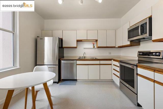 351 Buena Vista Ave E, San Francisco CA: https://media.crmls.org/mediaz/30e0cbb9-cd03-4a3b-af4b-d8979fc571a0.jpg