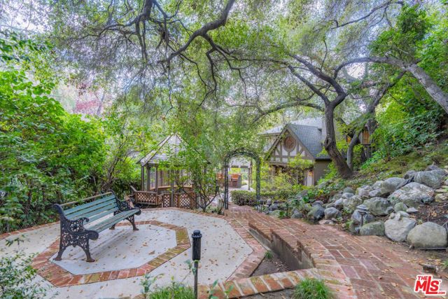 3041 E Chevy Chase Drive, Glendale CA: https://media.crmls.org/mediaz/30e10bb9-fd2f-47c8-86d1-cbe6e9d01bbd.jpg