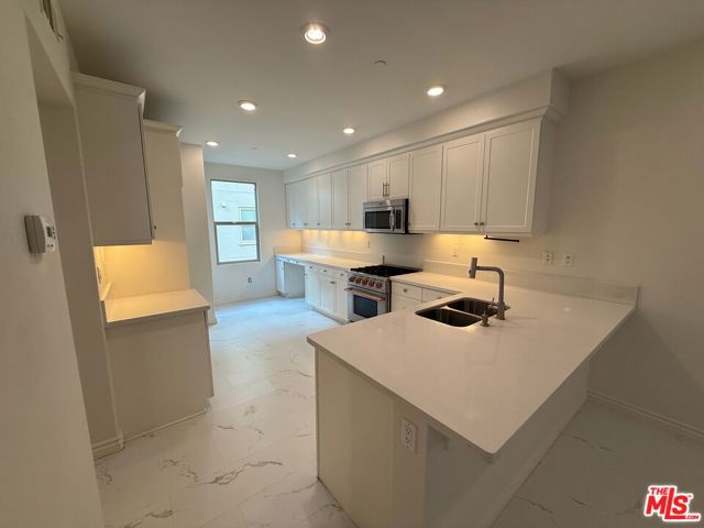 65 Plateau, Irvine CA: https://media.crmls.org/mediaz/30e14632-1aab-4b94-a53f-e2ad078c7026.jpg