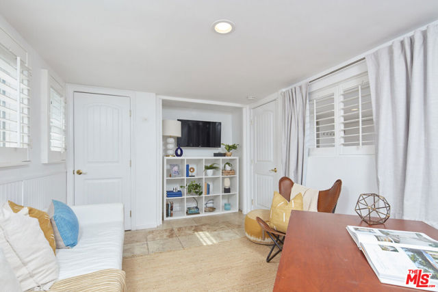 24 Westwind Street, Marina del Rey CA: https://media.crmls.org/mediaz/30e252ff-1495-4765-83d4-afb4339acd24.jpg