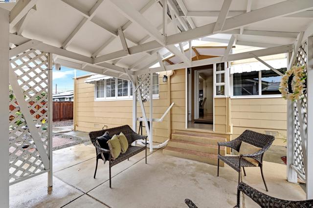 589 S M St, Livermore CA: https://media.crmls.org/mediaz/30e2612b-40f6-4ec9-a9de-71f80d339e27.jpg