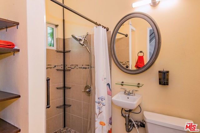 9400 Noble Avenue, North Hills CA: https://media.crmls.org/mediaz/30e267ee-94b7-4c99-808d-519f0632b40f.jpg