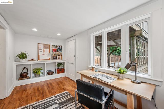 485 Hardy St, Oakland CA: https://media.crmls.org/mediaz/30e35637-5942-46b7-a982-98fc3e89eedd.jpg