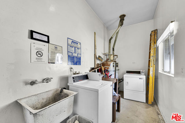 938 15th Street, Santa Monica CA: https://media.crmls.org/mediaz/30e39bc1-856d-4a2a-bcab-fab03449712f.jpg