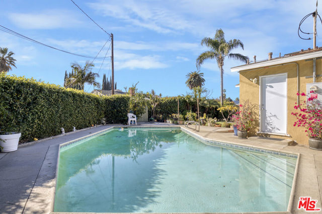 9610 Odessa Avenue, Northridge CA: https://media.crmls.org/mediaz/30e3fea7-f430-4867-b5f3-11c6634c8d23.jpg