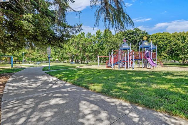 2236 Oakland Ave, Pleasanton CA: https://media.crmls.org/mediaz/30e46960-bcdd-475e-9fd2-1d5071010e7a.jpg