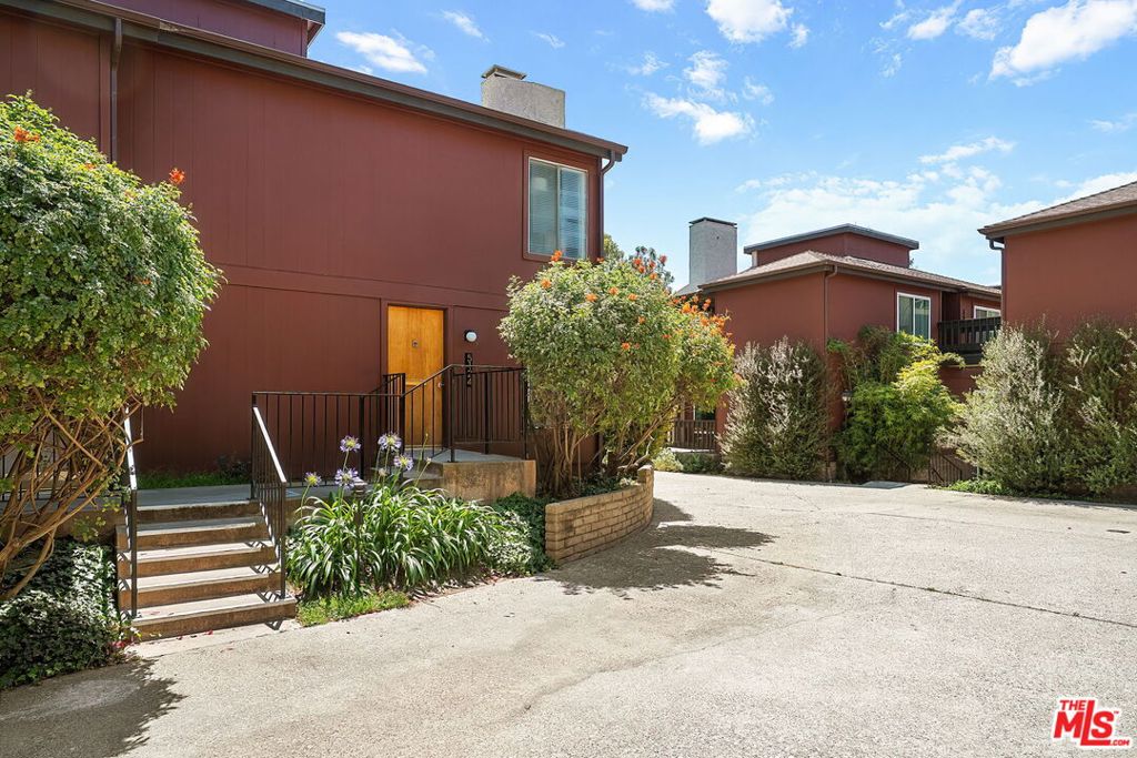 https://media.crmls.org/mediaz/30e5cc72-a538-4d70-8a1f-73b8cce6e63d.jpg?preset=X-Large
