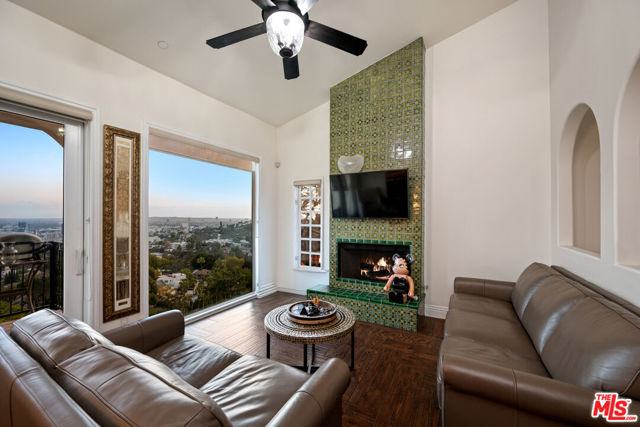 6420 Quebec Drive, Los Angeles CA: https://media.crmls.org/mediaz/30e5d108-057c-4000-a0a4-c38a278aa3d8.jpg