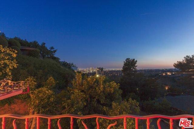 9170 Thrasher Avenue, Los Angeles CA: https://media.crmls.org/mediaz/30e6569a-932a-4ae3-9154-2c509abfdd8b.jpg