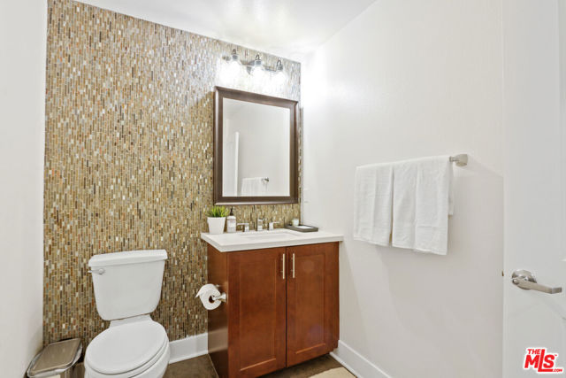 SPACIOUS POWDER ROOM