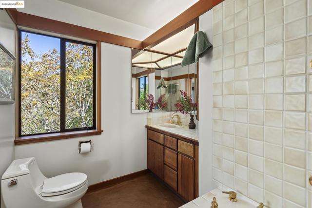 25 Dartmouth Dr, Berkeley CA: https://media.crmls.org/mediaz/30e88f9e-f8ff-4065-bf1a-1609767863b6.jpg