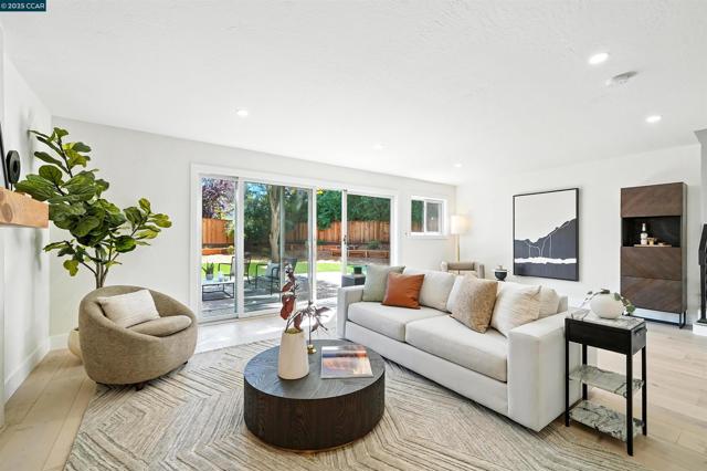 31 Junewood Ct, Danville CA: https://media.crmls.org/mediaz/30e8b66f-e611-4870-ae69-19ac8c9d9018.jpg