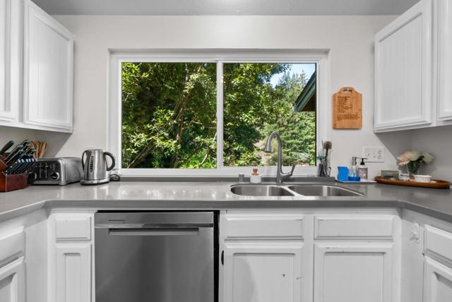903 Redwood Drive, Aptos CA: https://media.crmls.org/mediaz/30e8e4fe-fb9a-46a2-a14c-dd2d2455d8f7.jpg