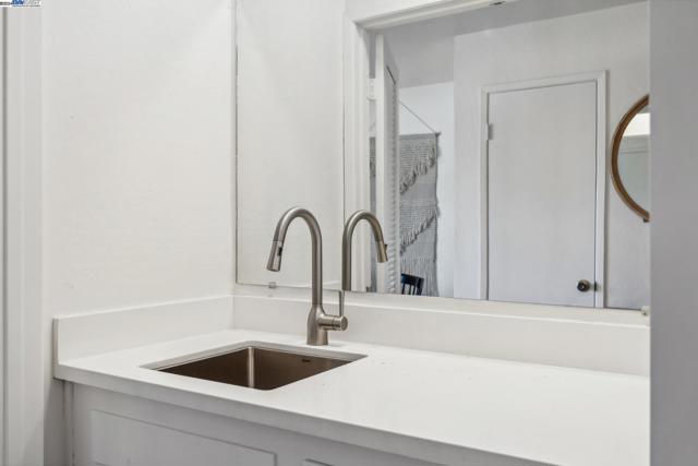 2106 Otis Dr, Alameda CA: https://media.crmls.org/mediaz/30e98e2e-531b-4d01-8623-0026ad70c560.jpg
