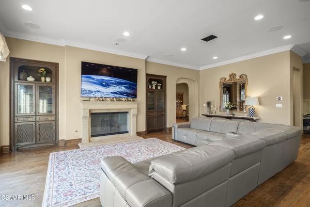 82 Queens Garden Drive, Thousand Oaks CA: https://media.crmls.org/mediaz/30e99dfd-fc60-440c-ab46-73a9c60294c9.jpg