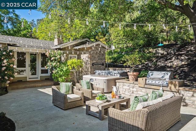 390 Castello Rd, Lafayette CA: https://media.crmls.org/mediaz/30ea52e8-612c-412e-870b-f8819f478f52.jpg