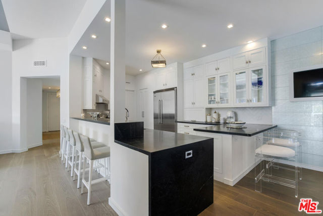 10100 Empyrean Way, Los Angeles CA: https://media.crmls.org/mediaz/30ea8342-bc83-490a-9e33-27bd3520a686.jpg