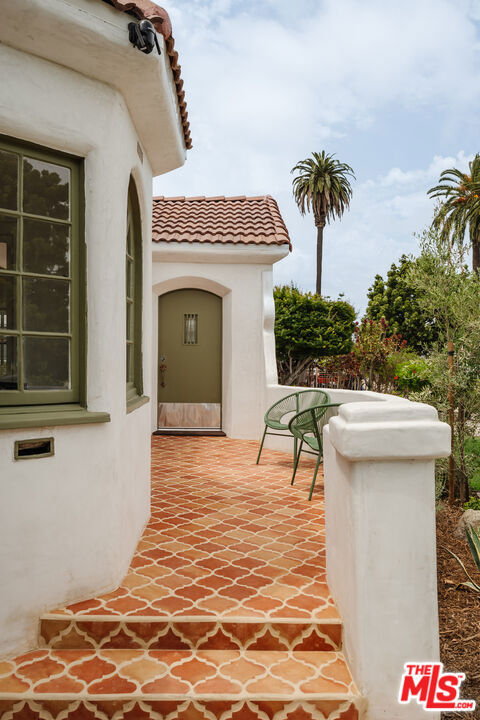 3029 S Norton Avenue, Los Angeles CA: https://media.crmls.org/mediaz/30eb2811-6859-4577-b086-c26e2849b3ff.jpg