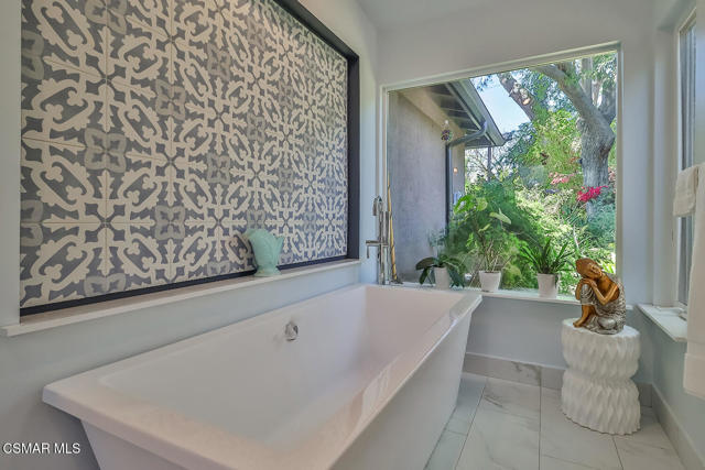 2433 Calle Narciso, Thousand Oaks CA: https://media.crmls.org/mediaz/30eb8c39-0d9b-44ff-958d-f6ca104816ab.jpg