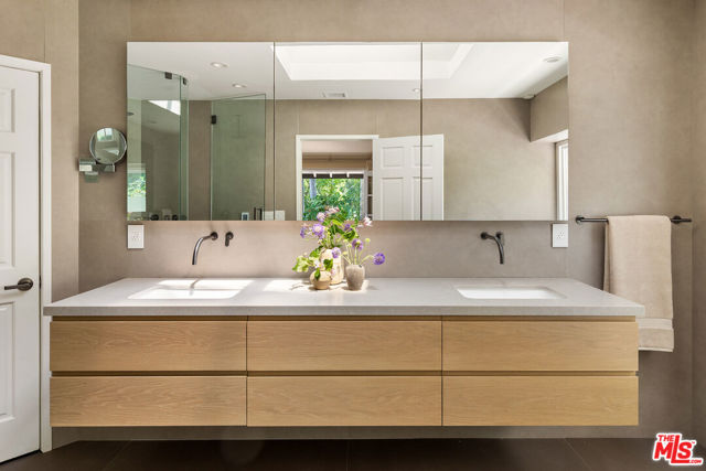3818 Hollyline Avenue, Sherman Oaks CA: https://media.crmls.org/mediaz/30ebee73-57ad-4d25-9d71-ca7186fac142.jpg