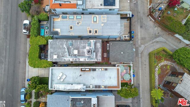 749 Oxford Ave Avenue, Venice CA: https://media.crmls.org/mediaz/30ed66a4-cc6f-4285-855a-1790a4ba4e51.jpg