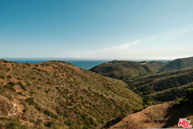 3029 Sequit Drive, Malibu CA: https://media.crmls.org/mediaz/30edae85-c37b-41c9-af71-be109324ed06.jpg
