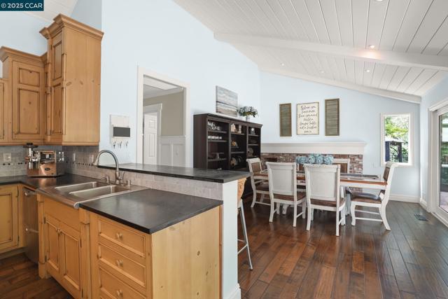 24 Ray Ct, Alamo CA: https://media.crmls.org/mediaz/30ee467e-492b-42c3-8bbe-bdc93879ce50.jpg