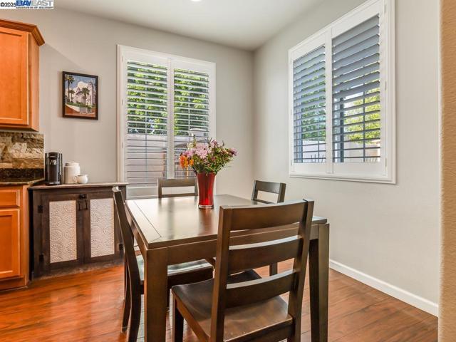 1178 Tropicana Ln, Brentwood CA: https://media.crmls.org/mediaz/30eee700-8a33-49ac-a462-87bb81c84a83.jpg