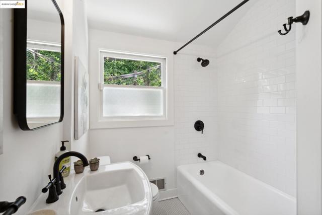 Image 22 of 37 For 1633 Trestle Glen Rd