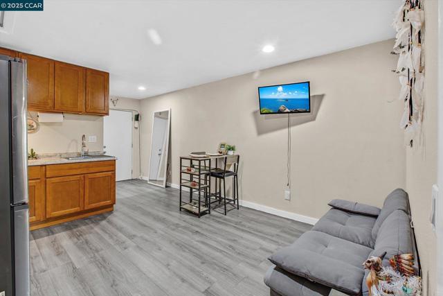 2027 83Rd Ave, Oakland CA: https://media.crmls.org/mediaz/30f04022-7de2-4353-99ac-ee6c10d0955e.jpg