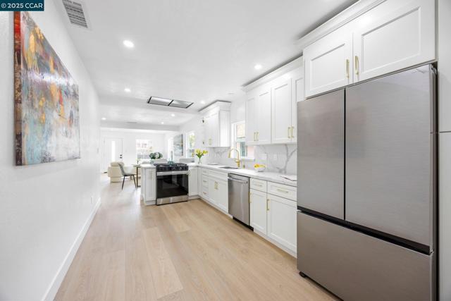 2133 39Th Ave, Oakland CA: https://media.crmls.org/mediaz/30f07576-9755-41c9-88e3-873c322f4250.jpg