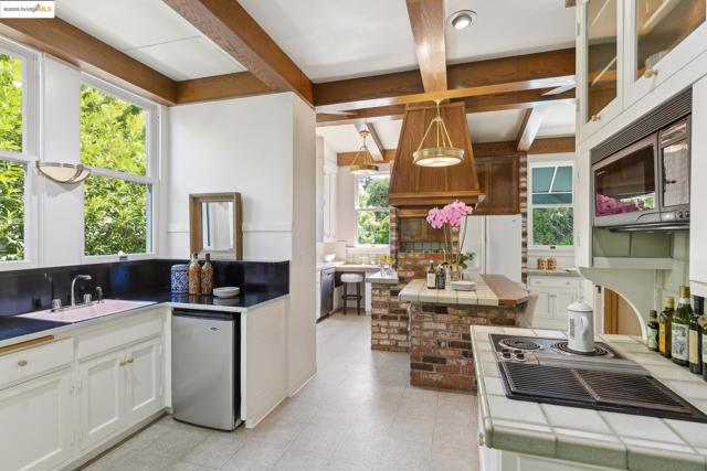 22 Sea View Ave, Piedmont CA: https://media.crmls.org/mediaz/30f0866b-95fd-41db-9e88-58c520d3ca80.jpg