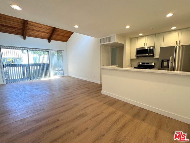 8601 International Avenue, Canoga Park CA: https://media.crmls.org/mediaz/30f2c86d-0613-45ab-9e5f-e307f0277e41.jpg