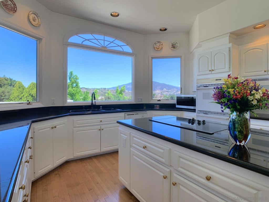 MLS #250034393SD img 29