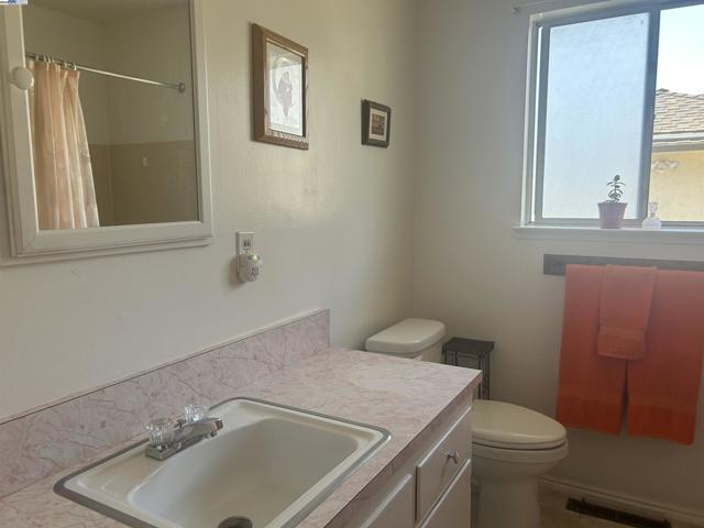 18393 Pepper St, Castro Valley CA: https://media.crmls.org/mediaz/30f3df71-3d82-401d-a6c2-4819785b14ad.jpg