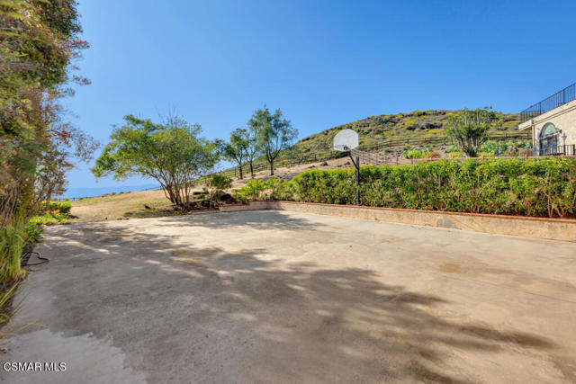 751 Wildwood Avenue, Thousand Oaks CA: https://media.crmls.org/mediaz/30f6aaae-94ff-407a-8790-1d2bd0495fba.jpg