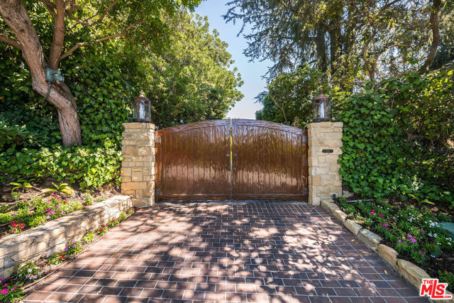 1550 Amalfi Drive, Pacific Palisades CA: https://media.crmls.org/mediaz/30f74340-91e1-44c8-a977-68ee3cfeb076.jpg