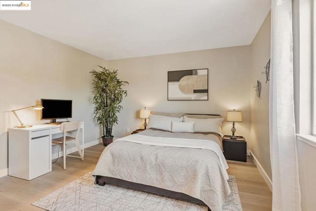 16 Town Sq PL, Oakland CA: https://media.crmls.org/mediaz/30f7b430-03ab-4e46-a9ce-cfd9e7a377f2.jpg