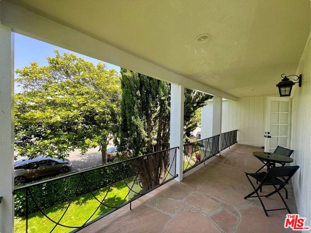1212 10th Street, Santa Monica CA: https://media.crmls.org/mediaz/30f7b47a-3d16-42fd-9fba-1054a325708e.jpg