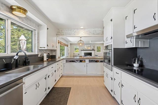 12960 Skyline Boulevard, Woodside CA: https://media.crmls.org/mediaz/30f84da8-2278-4f0b-89e4-7b9f012cd875.jpg
