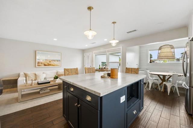 1105 Evergreen Drive, Encinitas CA: https://media.crmls.org/mediaz/30f867cc-b9cc-4342-a01d-8c9b36df784e.jpg