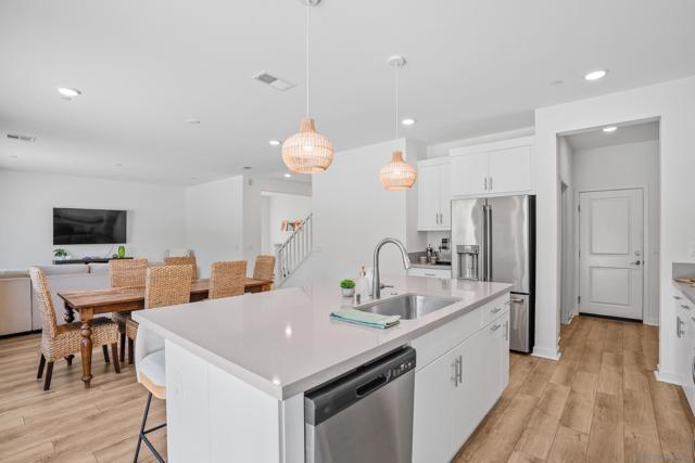 35111 Cooper Pl, Fallbrook CA: https://media.crmls.org/mediaz/30f8f2c4-0f63-4942-aa82-671288fbe72d.jpg