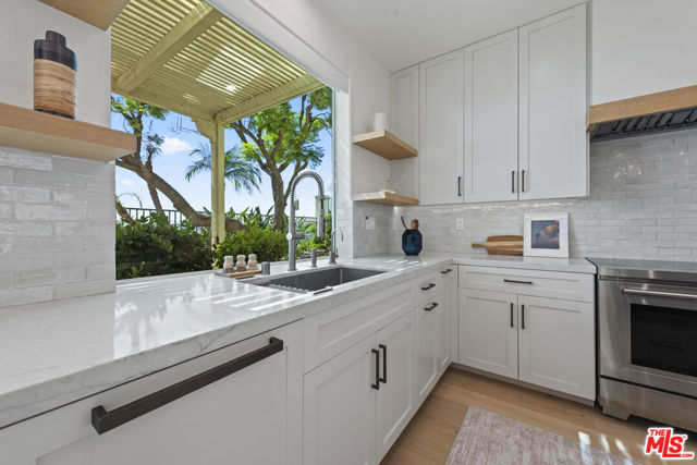 16724 Calle Arbolada, Pacific Palisades CA: https://media.crmls.org/mediaz/30f907ac-1924-4cd0-abda-220c7232dfb1.jpg