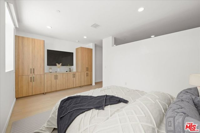 3977 Beverly Boulevard, Los Angeles CA: https://media.crmls.org/mediaz/30fa36bd-8c59-4927-bf85-beec74121174.jpg