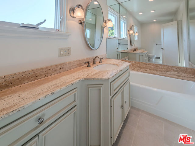 8967 St Ives Drive, Los Angeles CA: https://media.crmls.org/mediaz/30fa4893-bb8b-4fd3-bd88-38642e4ea4cb.jpg