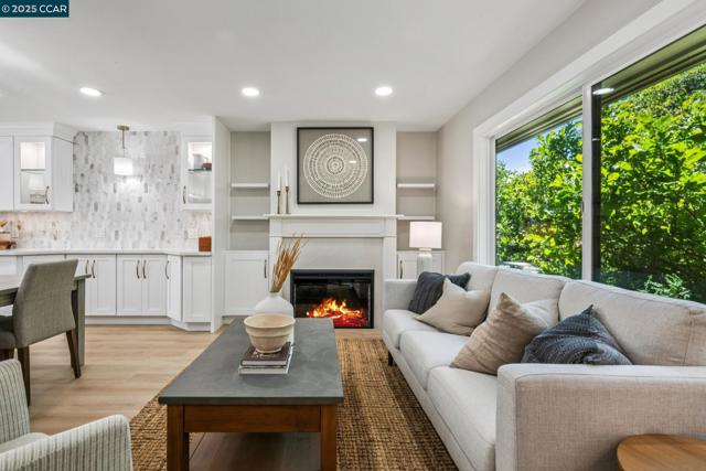1736 Golden Rain Rd, Walnut Creek CA: https://media.crmls.org/mediaz/30fb2377-12a3-43e7-97a5-351d47e22081.jpg
